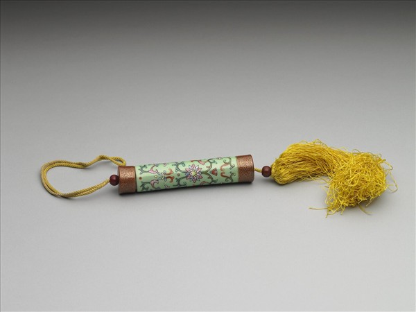 粉彩草綠地纏枝花卉紋牙籤筒