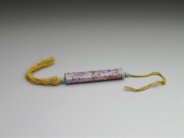 粉彩粉紅地纏枝花卉紋牙籤筒