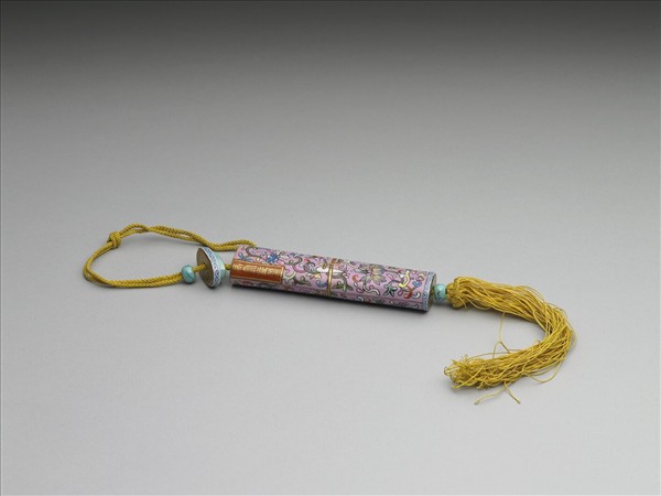 粉彩粉紅地纏枝花卉紋牙籤筒