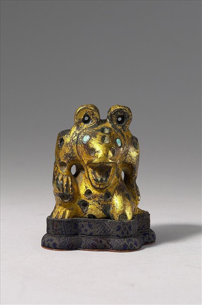 銅鎏金熊形附件