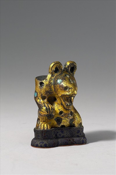 銅鎏金熊形附件