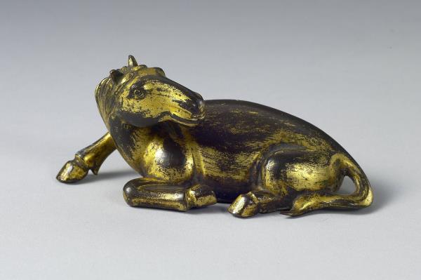 銅鎏金臥馬形鎮