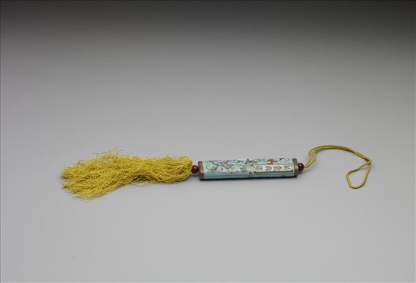 粉彩湖綠地纏枝花卉紋牙籤筒