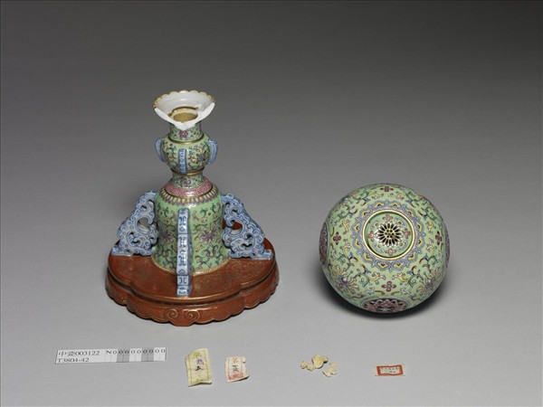 粉彩綠地番蓮紋冠架