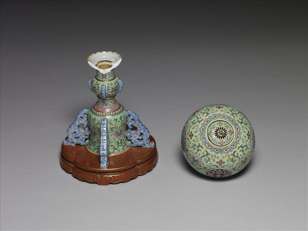 粉彩綠地番蓮紋冠架