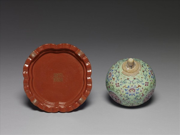 粉彩綠地番蓮紋冠架