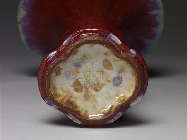 爐鈞釉海棠式觚