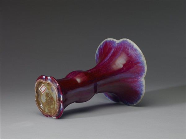 爐鈞釉海棠式觚