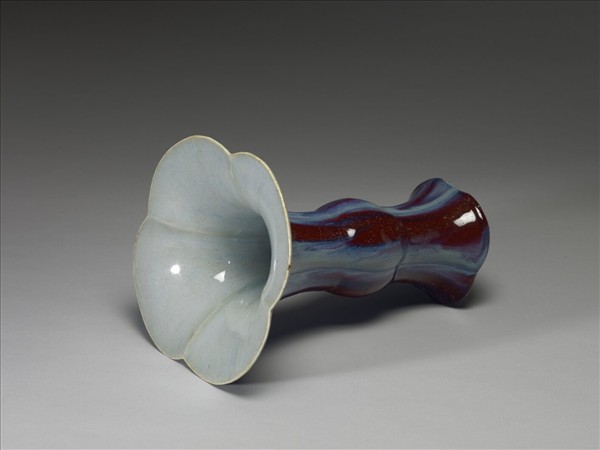 爐鈞釉海棠式觚