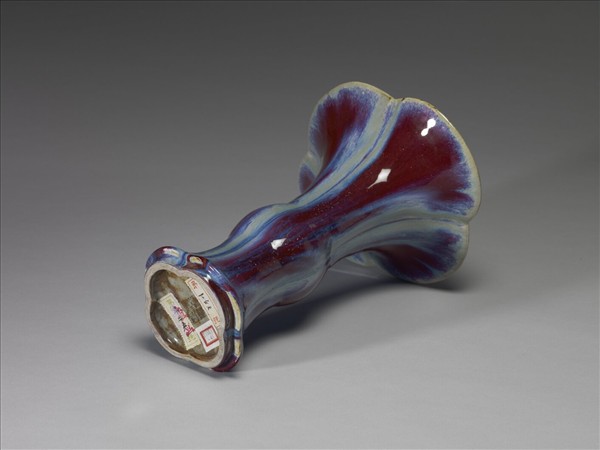 爐鈞釉海棠式觚