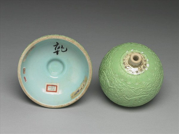 綠彩雲龍紋冠架