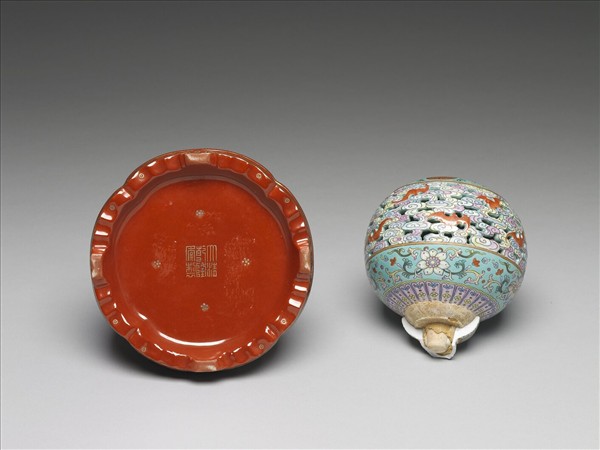 洋彩藍地福壽紋冠架