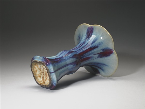 爐鈞釉海棠式觚