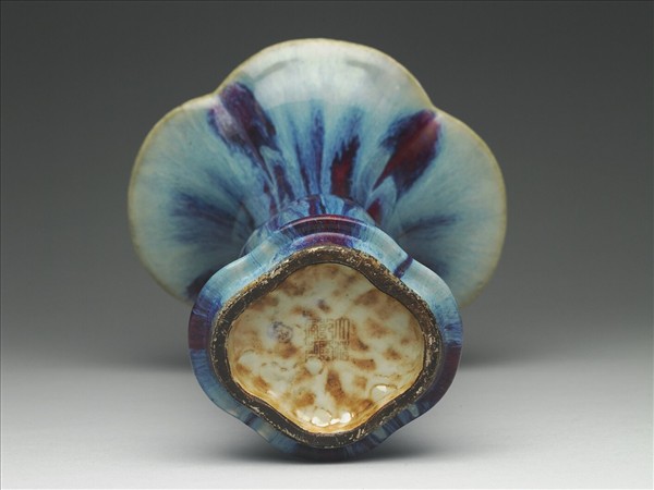 爐鈞釉海棠式觚