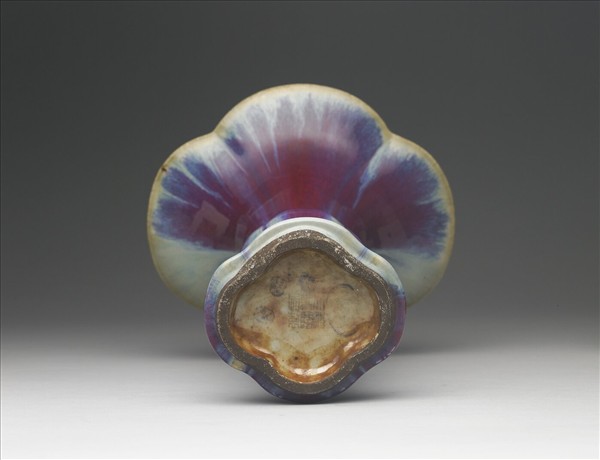 爐鈞釉海棠式觚