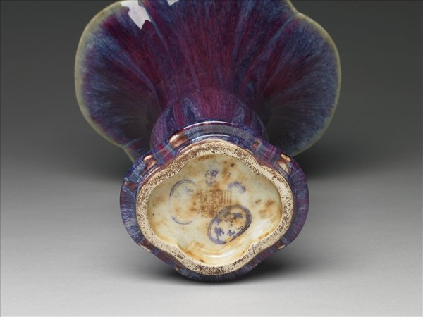 爐鈞釉海棠式觚