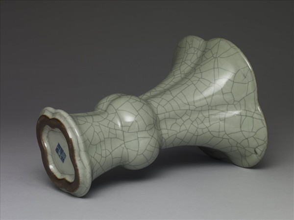 青瓷海棠式花觚