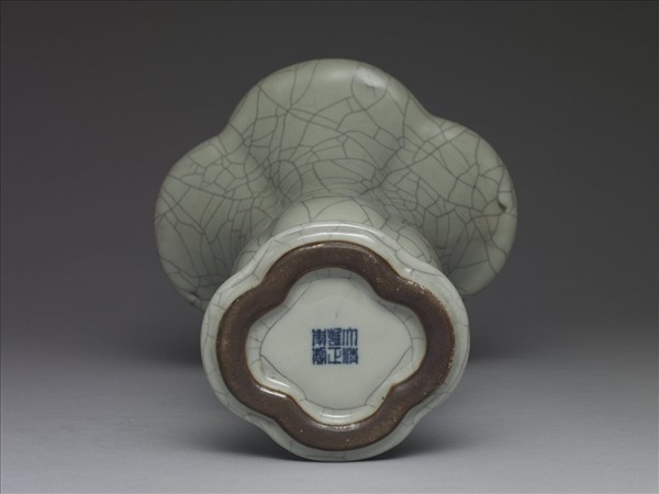 青瓷海棠式花觚