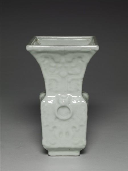 青瓷印花銜環方尊式瓶