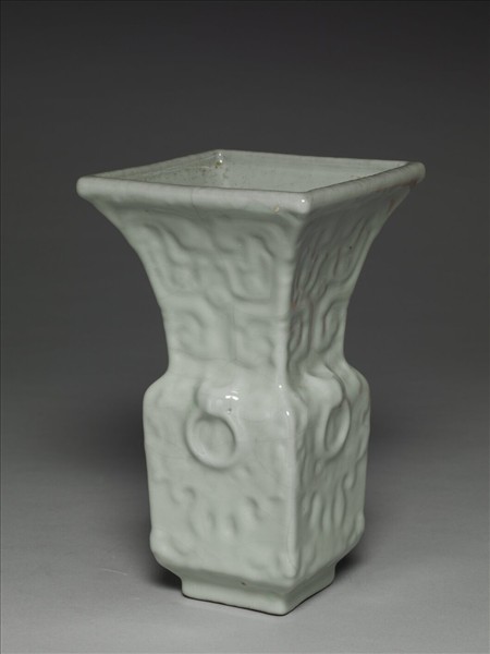 青瓷印花銜環方尊式瓶