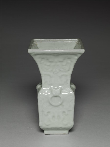 青瓷印花銜環方尊式瓶