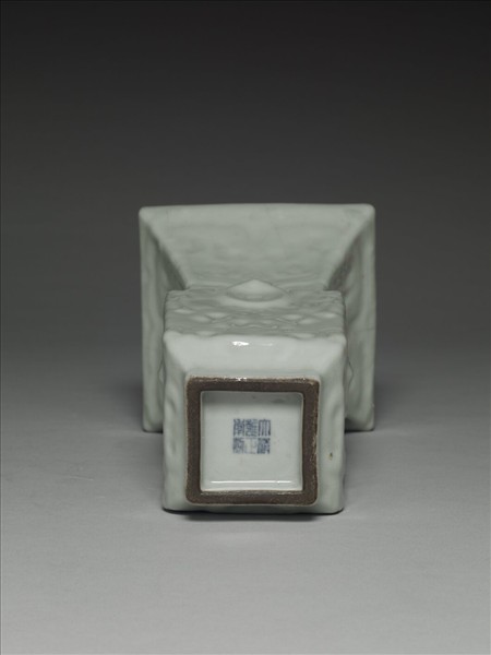 青瓷印花銜環方尊式瓶