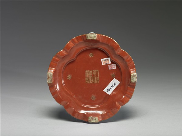 粉彩福壽紋冠架