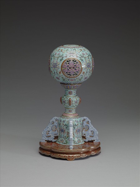 粉彩番蓮紋冠架