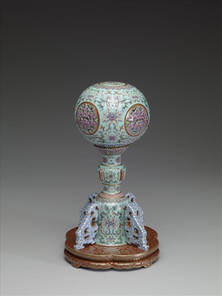 粉彩番蓮紋冠架