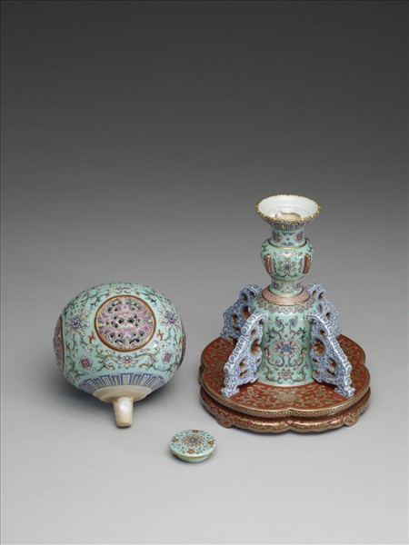 粉彩番蓮紋冠架