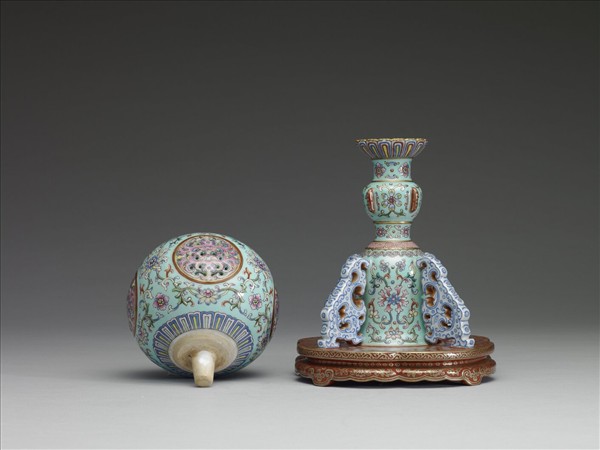 粉彩番蓮紋冠架