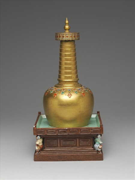 粉彩金地花卉紋塔