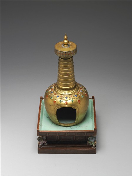 粉彩金地花卉紋塔