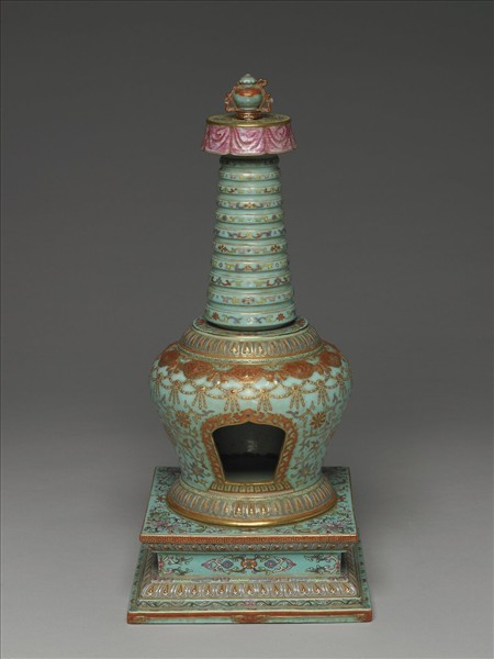 粉彩綠地花卉紋塔