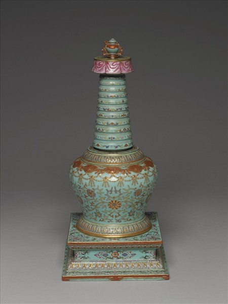 粉彩綠地花卉紋塔