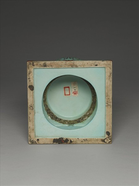 粉彩綠地花卉紋塔