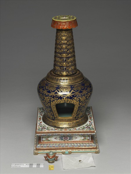 粉彩藍地花卉紋塔