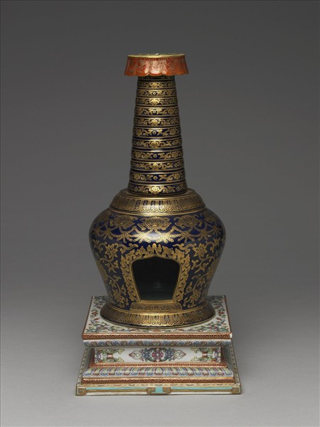 粉彩藍地花卉紋塔