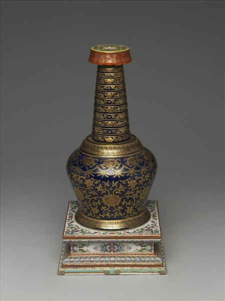 粉彩藍地花卉紋塔