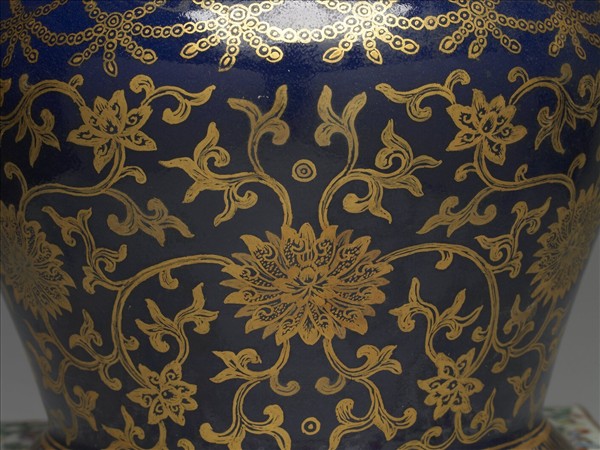 粉彩藍地花卉紋塔