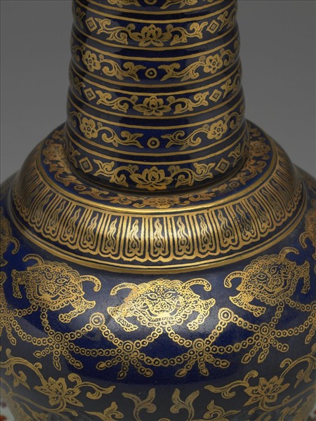 粉彩藍地花卉紋塔