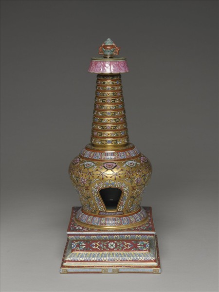 粉彩金地花卉紋塔