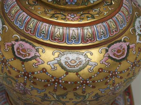 粉彩金地花卉紋塔