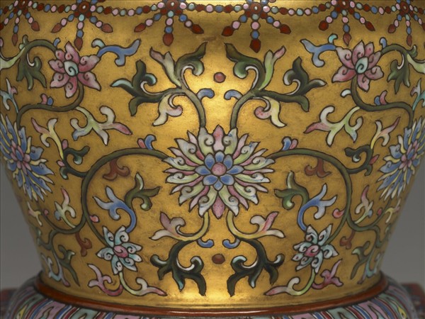 粉彩金地花卉紋塔