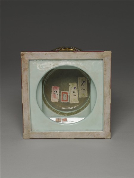 粉彩金地花卉紋塔