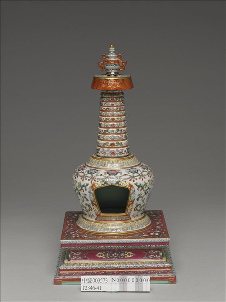 粉彩白地花卉紋塔