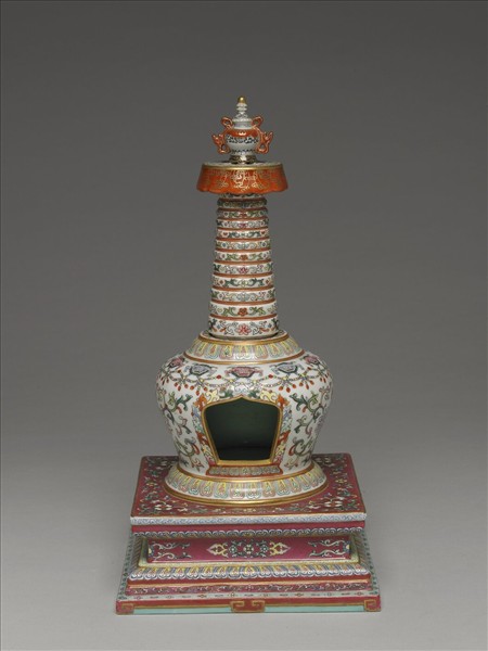 粉彩白地花卉紋塔