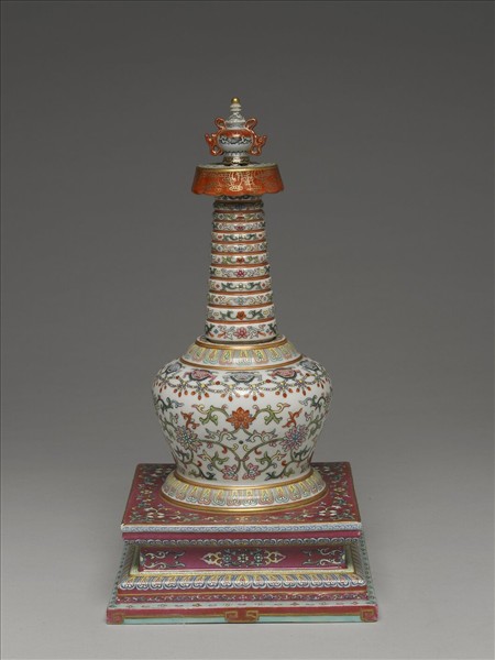 粉彩白地花卉紋塔