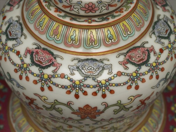 粉彩白地花卉紋塔