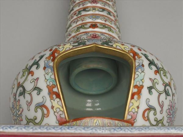 粉彩白地花卉紋塔